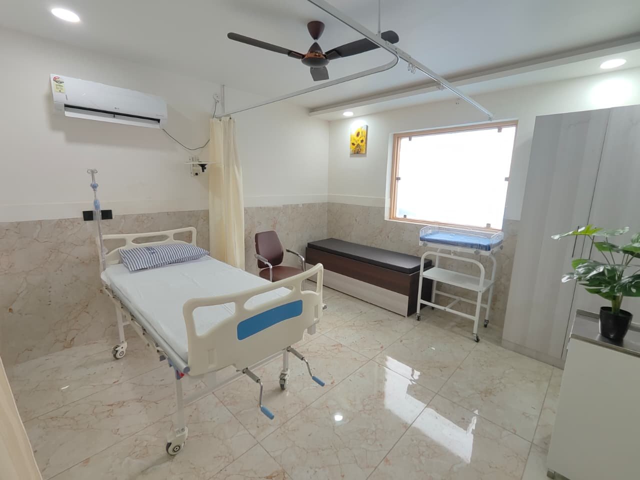 Deluxe ward room at Shivam Hospital